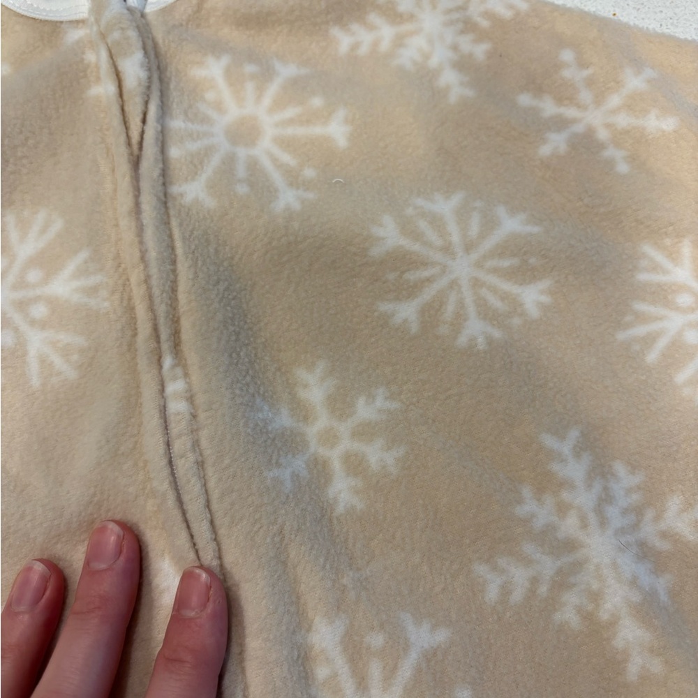 Snowflake Patterned Baby Swaddle - Picture 6 of 7
